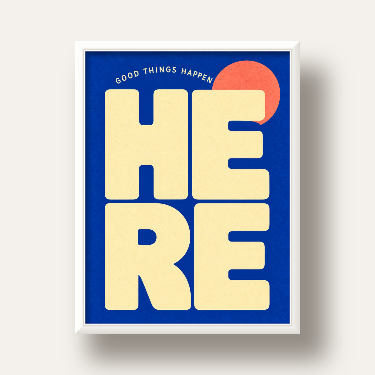 Here Good Things Happen Retro Tipografi Posteri — beyaz derin çerçeveli