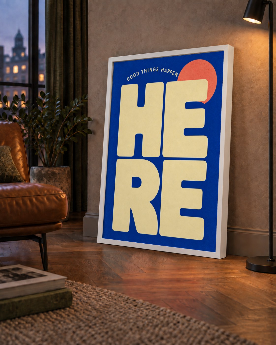 Here Good Things Happen Retro Tipografi Posteri — çerçeveli hâliyle bir ev duvarında