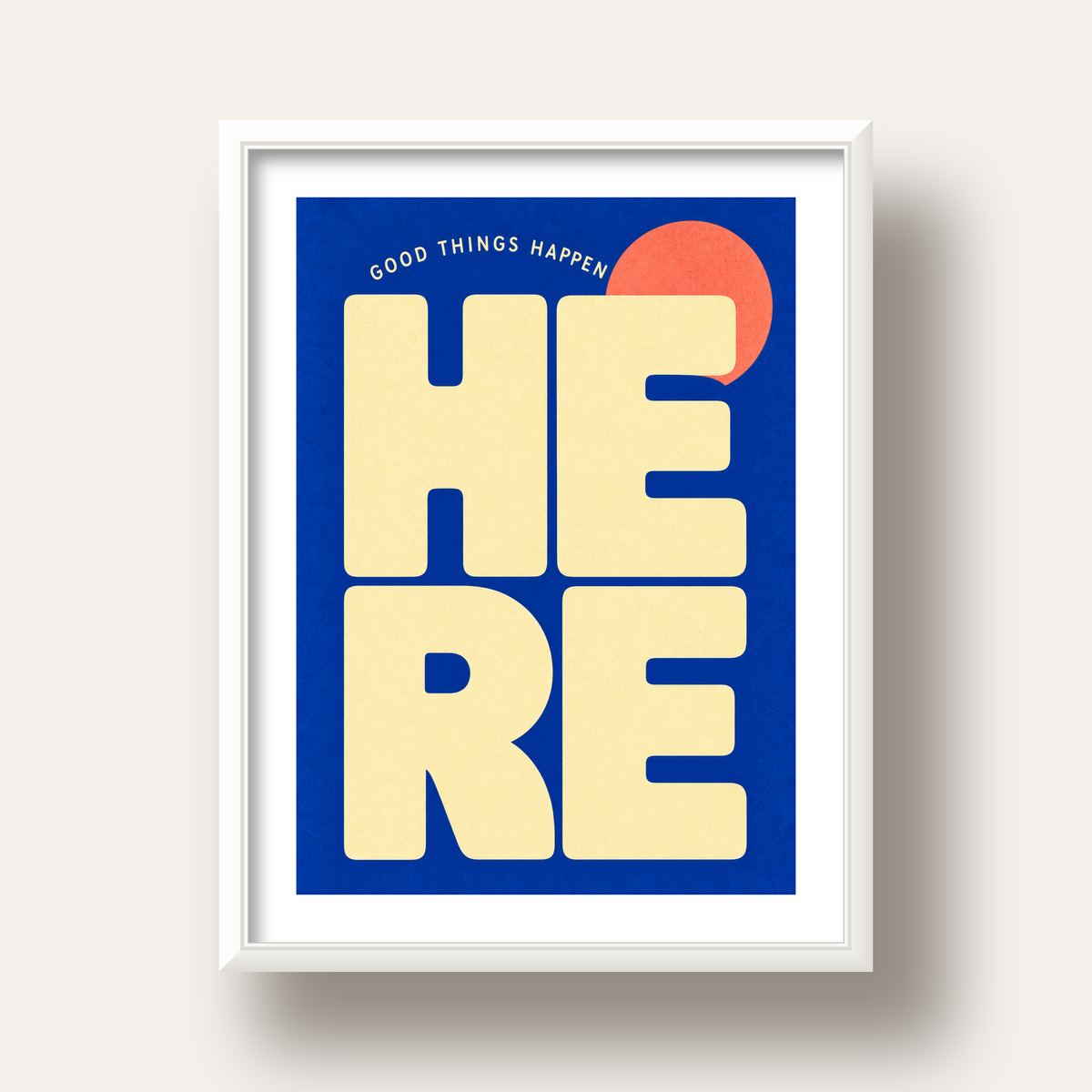 Here Good Things Happen Retro Tipografi Posteri — beyaz derin çerçeveli paspartulu