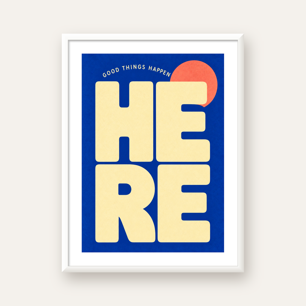 Here Good Things Happen Retro Tipografi Posteri — beyaz çerçeveli dikey poster