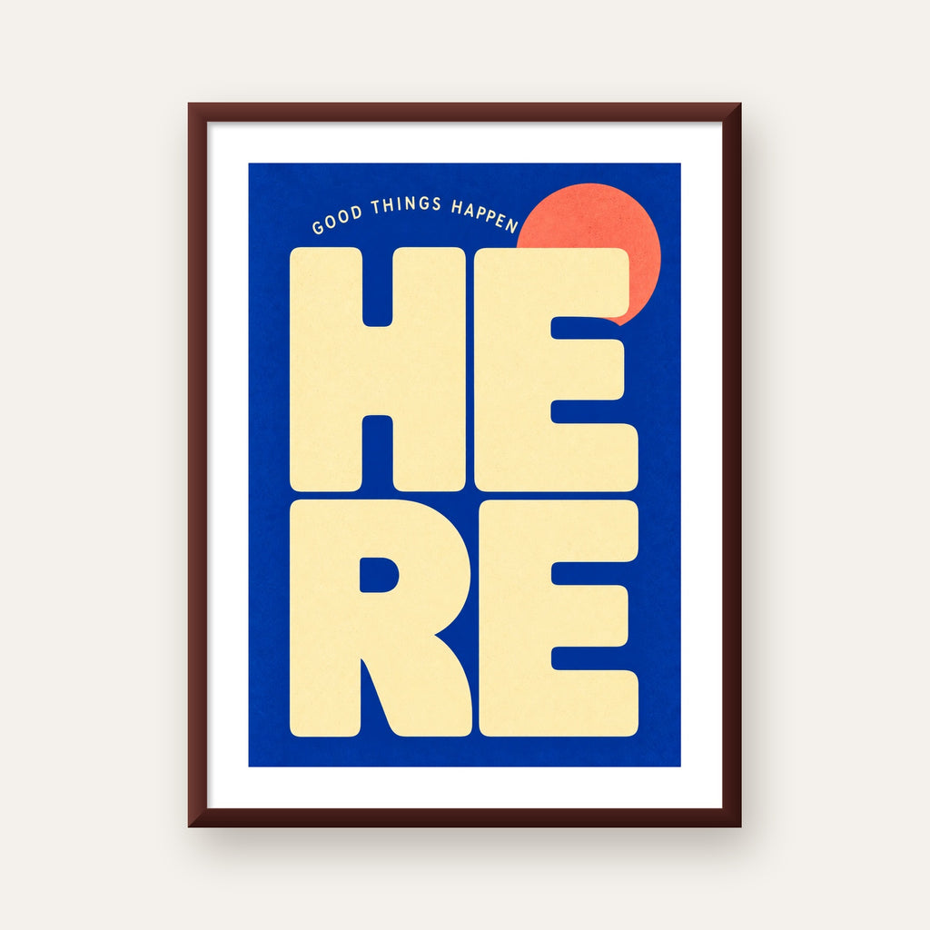 Here Good Things Happen Retro Tipografi Posteri — ceviz çerçeveli paspartulu