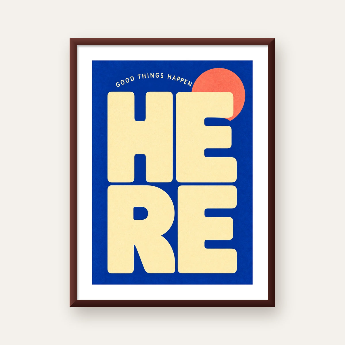 Here Good Things Happen Retro Tipografi Posteri — ceviz çerçeveli paspartulu