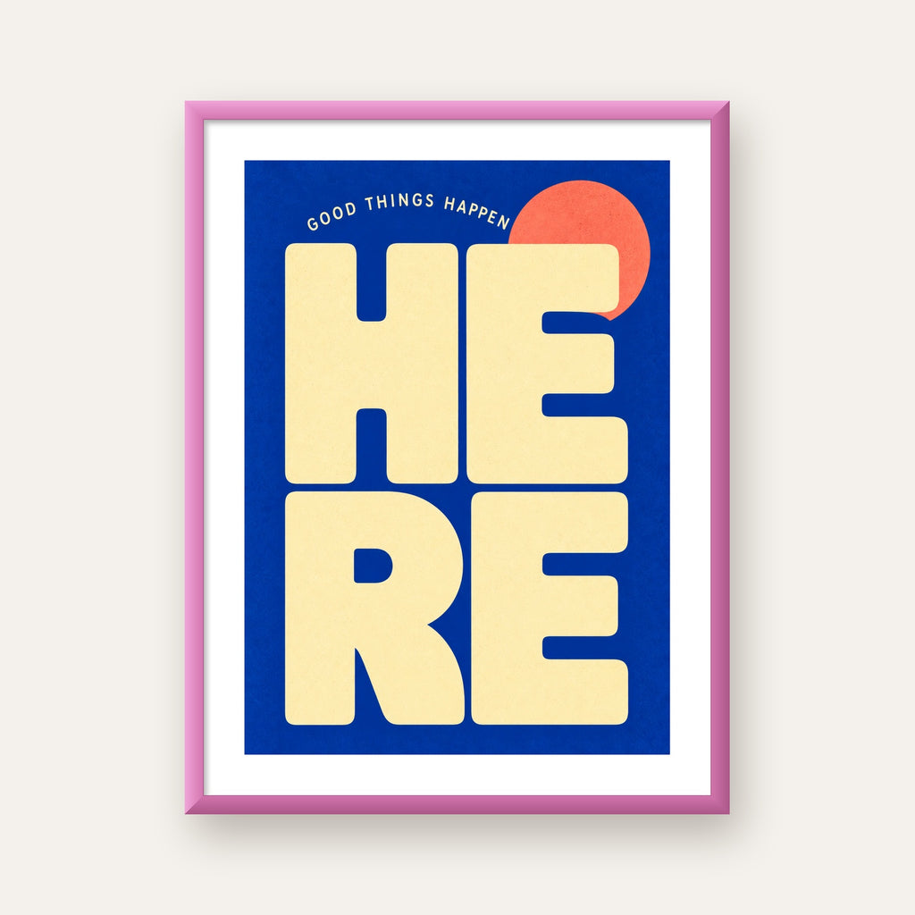 Here Good Things Happen Retro Tipografi Posteri — pembe çerçeveli paspartulu