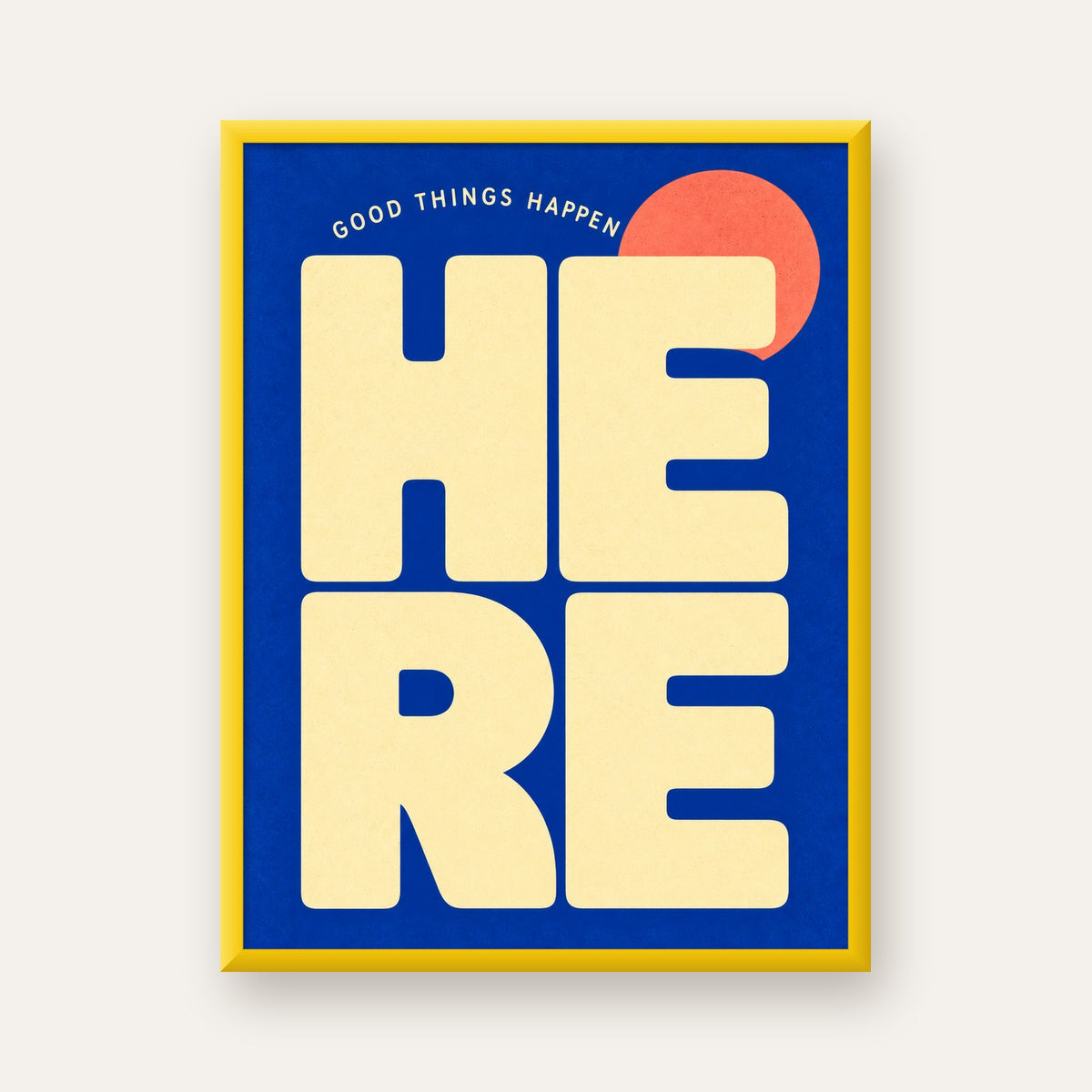 Here Good Things Happen Retro Tipografi Posteri — sarı çerçeveli