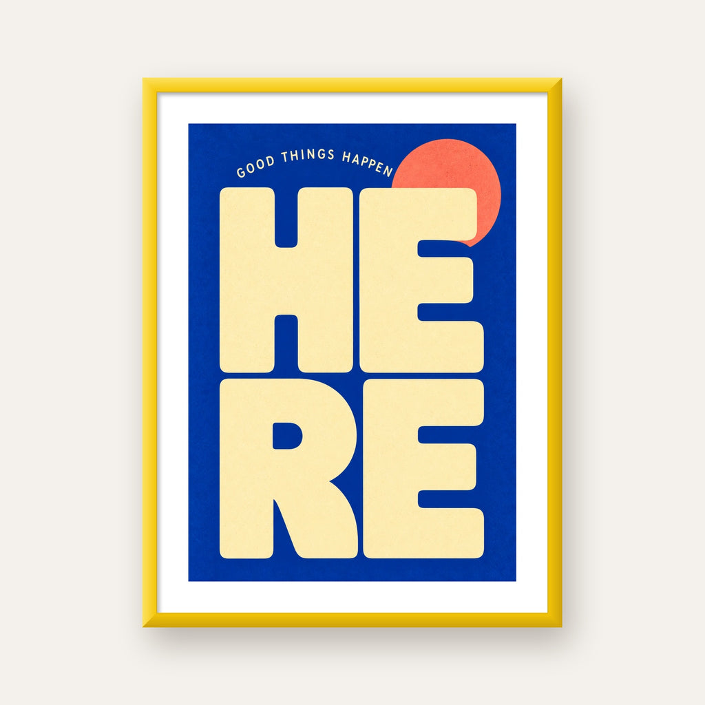 Here Good Things Happen Retro Tipografi Posteri — sarı çerçeveli paspartulu