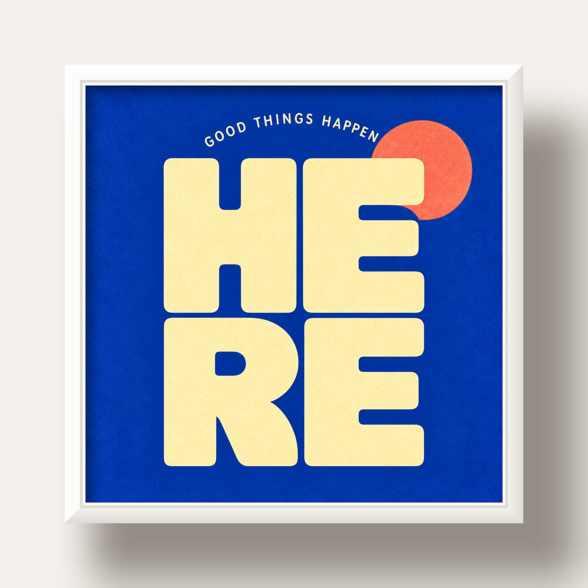 Here Good Things Happen Retro Tipografi Posteri — beyaz derin çerçeveli