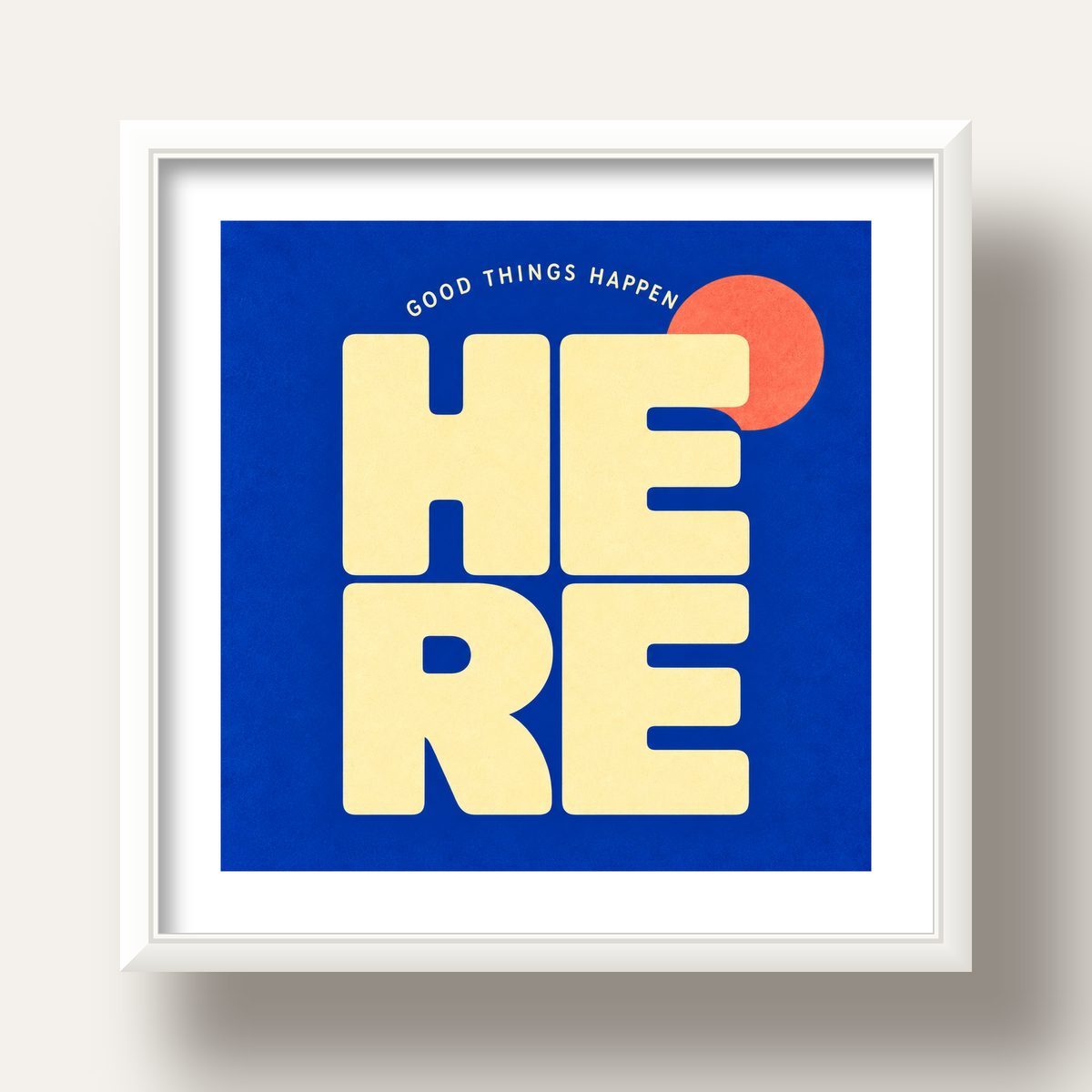Here Good Things Happen Retro Tipografi Posteri — beyaz derin çerçeveli paspartulu
