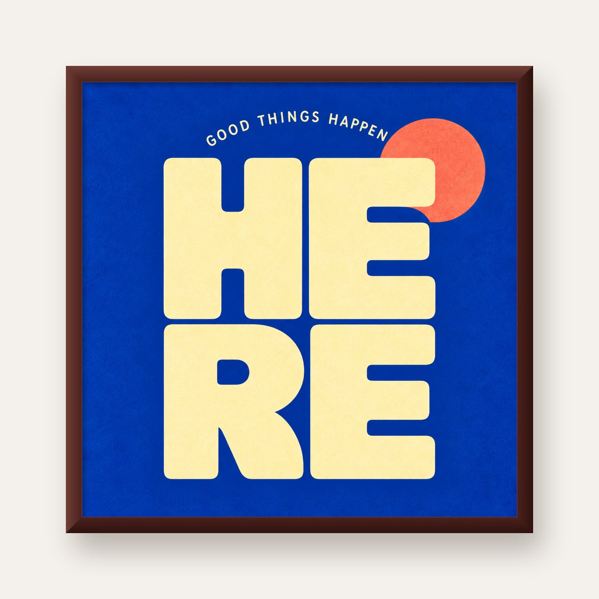 Here Good Things Happen Retro Tipografi Posteri — ceviz çerçeveli