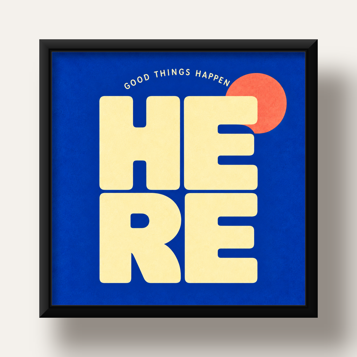 Here Good Things Happen Retro Tipografi Posteri — siyah derin çerçeveli