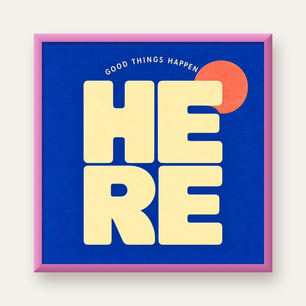 Here Good Things Happen Retro Tipografi Posteri — pembe çerçeveli