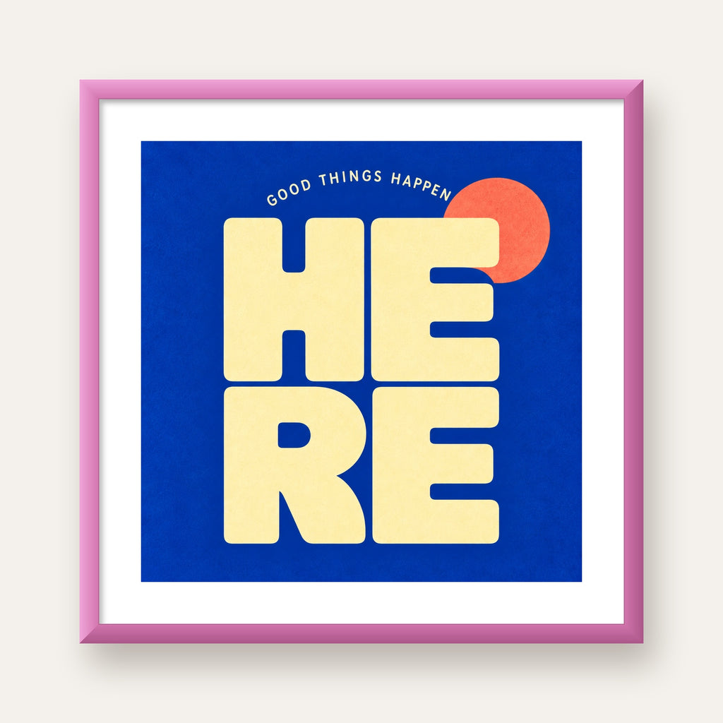 Here Good Things Happen Retro Tipografi Posteri — pembe çerçeveli paspartulu