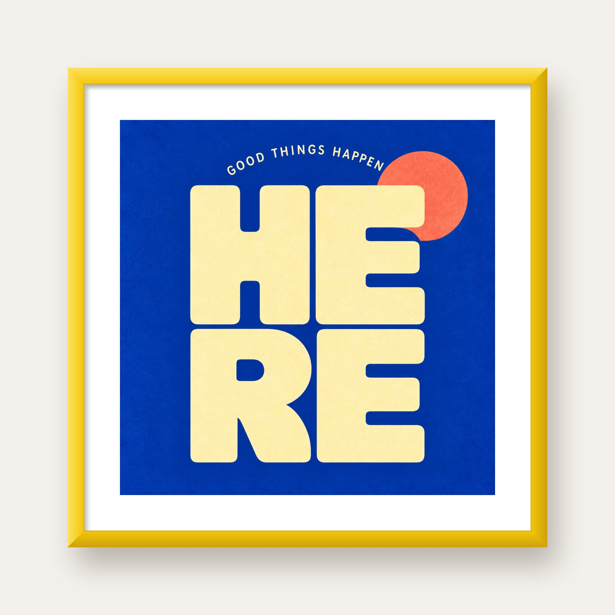 Here Good Things Happen Retro Tipografi Posteri — sarı çerçeveli paspartulu
