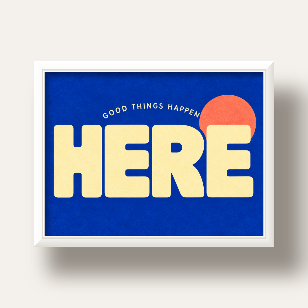Here Good Things Happen Retro Tipografi Posteri — beyaz derin çerçeveli