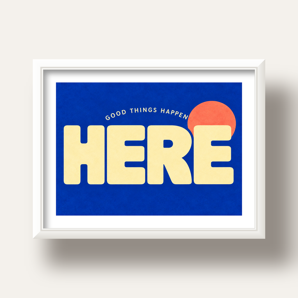 Here Good Things Happen Retro Tipografi Posteri — beyaz derin çerçeveli paspartulu