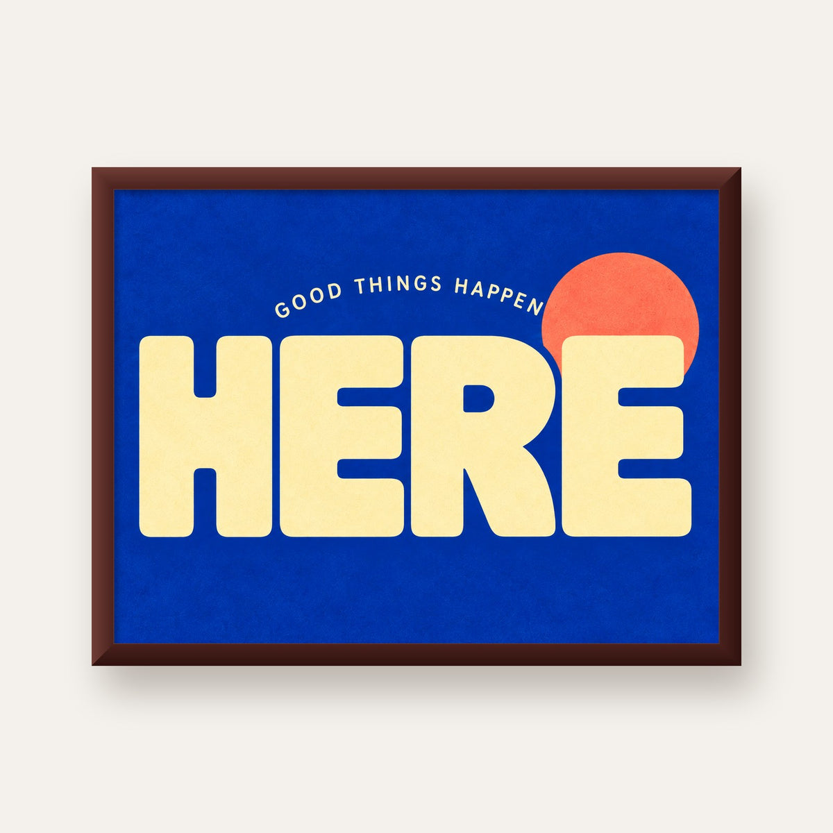Here Good Things Happen Retro Tipografi Posteri — ceviz çerçeveli
