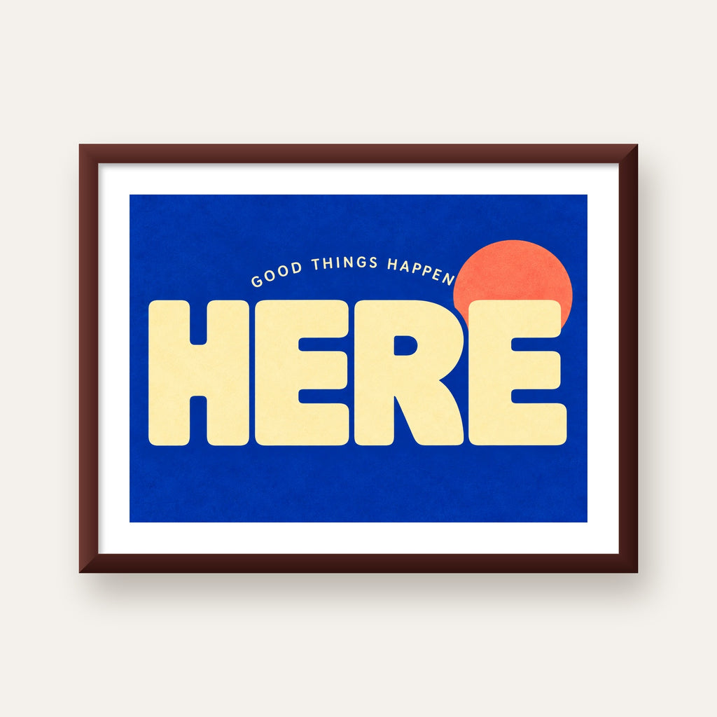 Here Good Things Happen Retro Tipografi Posteri — ceviz çerçeveli paspartulu