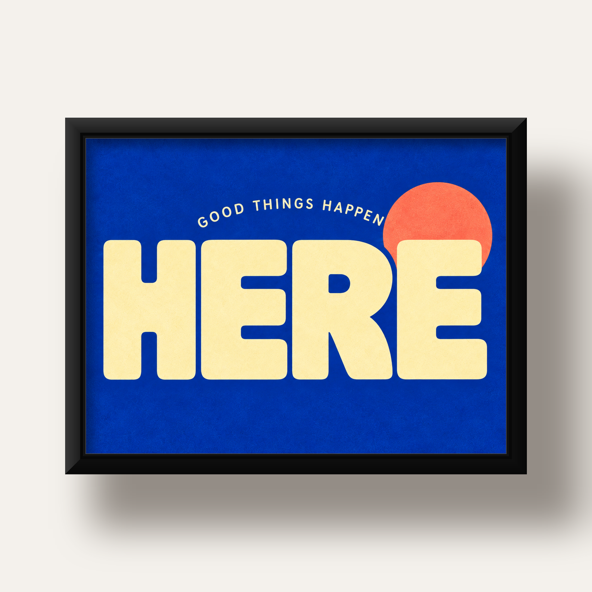 Here Good Things Happen Retro Tipografi Posteri — siyah derin çerçeveli