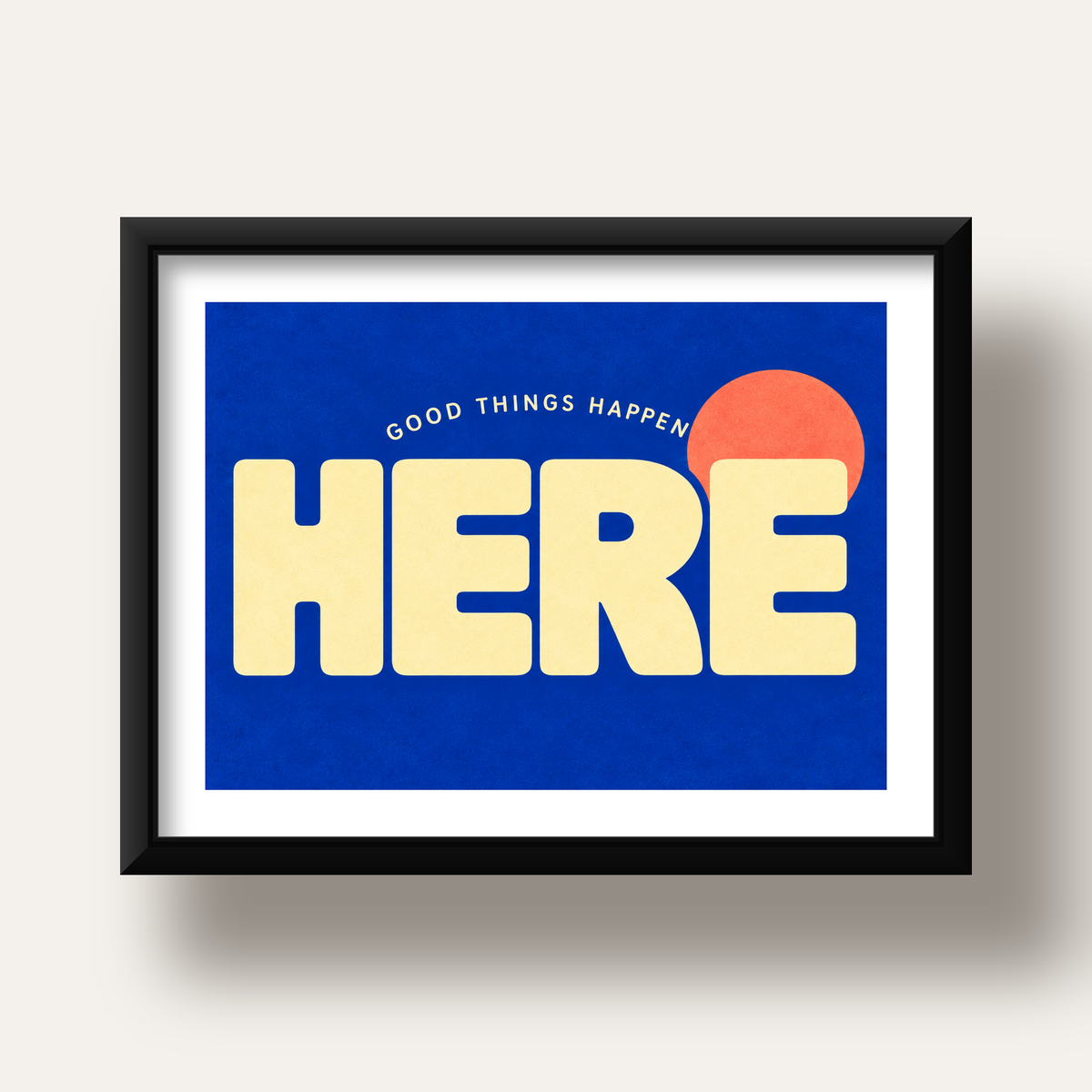 Here Good Things Happen Retro Tipografi Posteri — siyah derin çerçeveli paspartulu