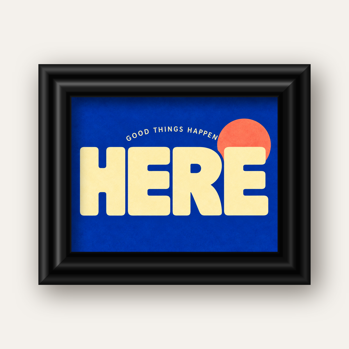 Here Good Things Happen Retro Tipografi Posteri — siyah galeri çerçeveli