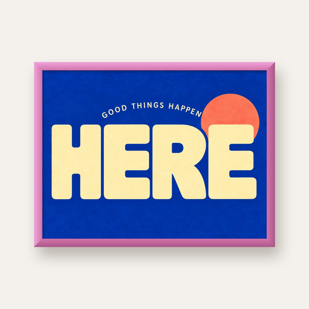 Here Good Things Happen Retro Tipografi Posteri — pembe çerçeveli