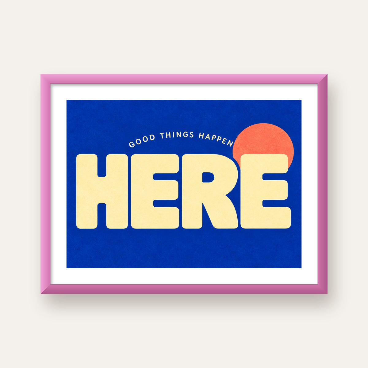 Here Good Things Happen Retro Tipografi Posteri — pembe çerçeveli paspartulu