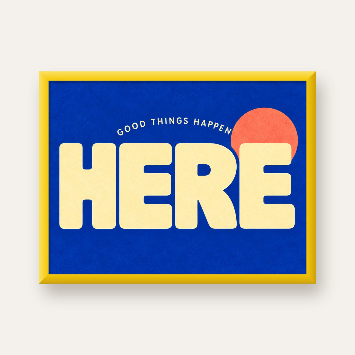 Here Good Things Happen Retro Tipografi Posteri — sarı çerçeveli