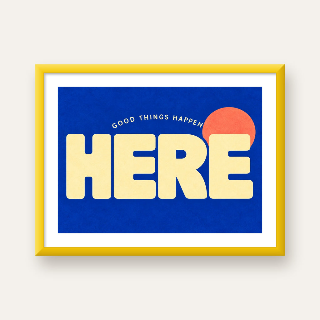 Here Good Things Happen Retro Tipografi Posteri — sarı çerçeveli paspartulu