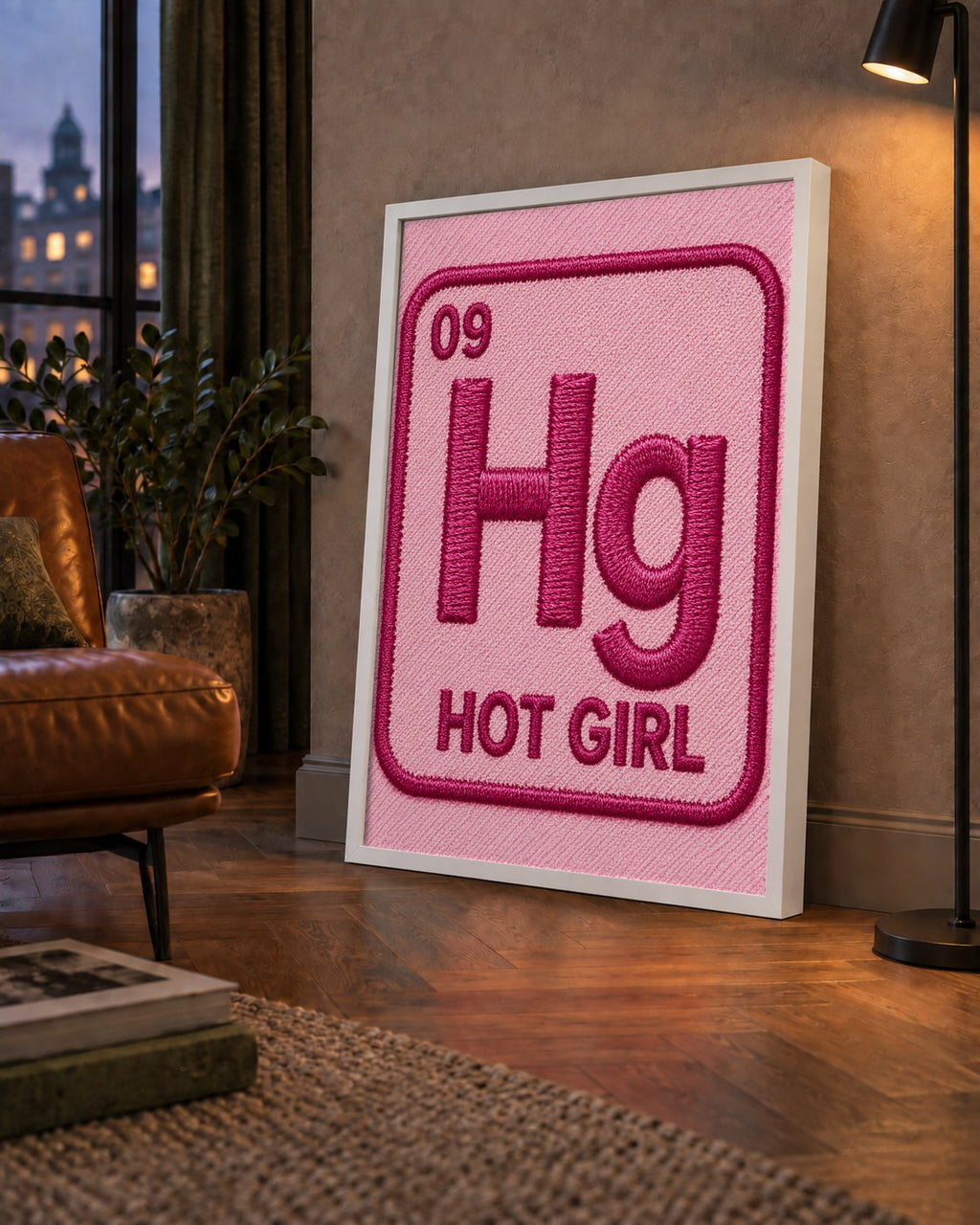 HG — Hot Girl — çerçeveli hâliyle bir ev duvarında