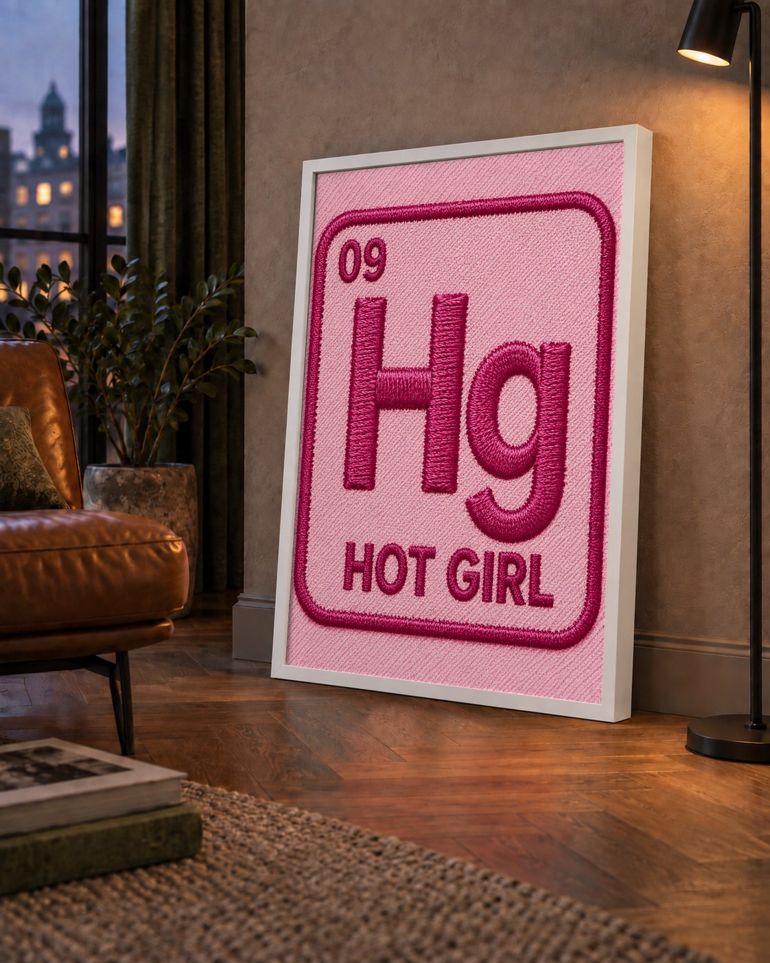 HG — Hot Girl — çerçeveli hâliyle bir ev duvarında
