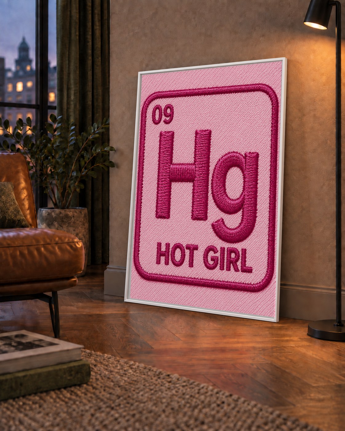 HG — Hot Girl — çerçeveli hâliyle bir ev duvarında