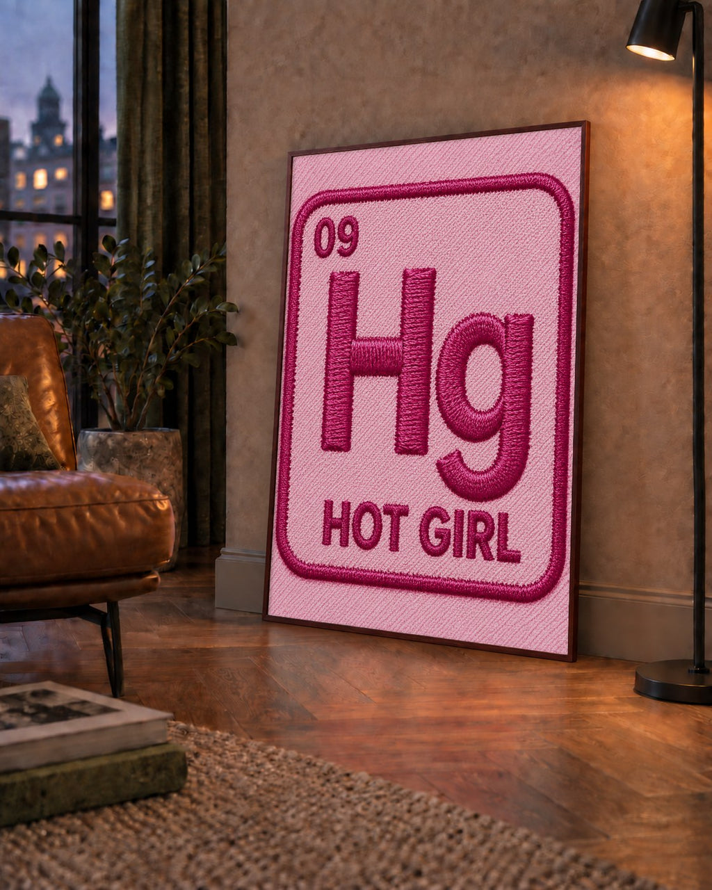 HG — Hot Girl — çerçeveli hâliyle bir ev duvarında