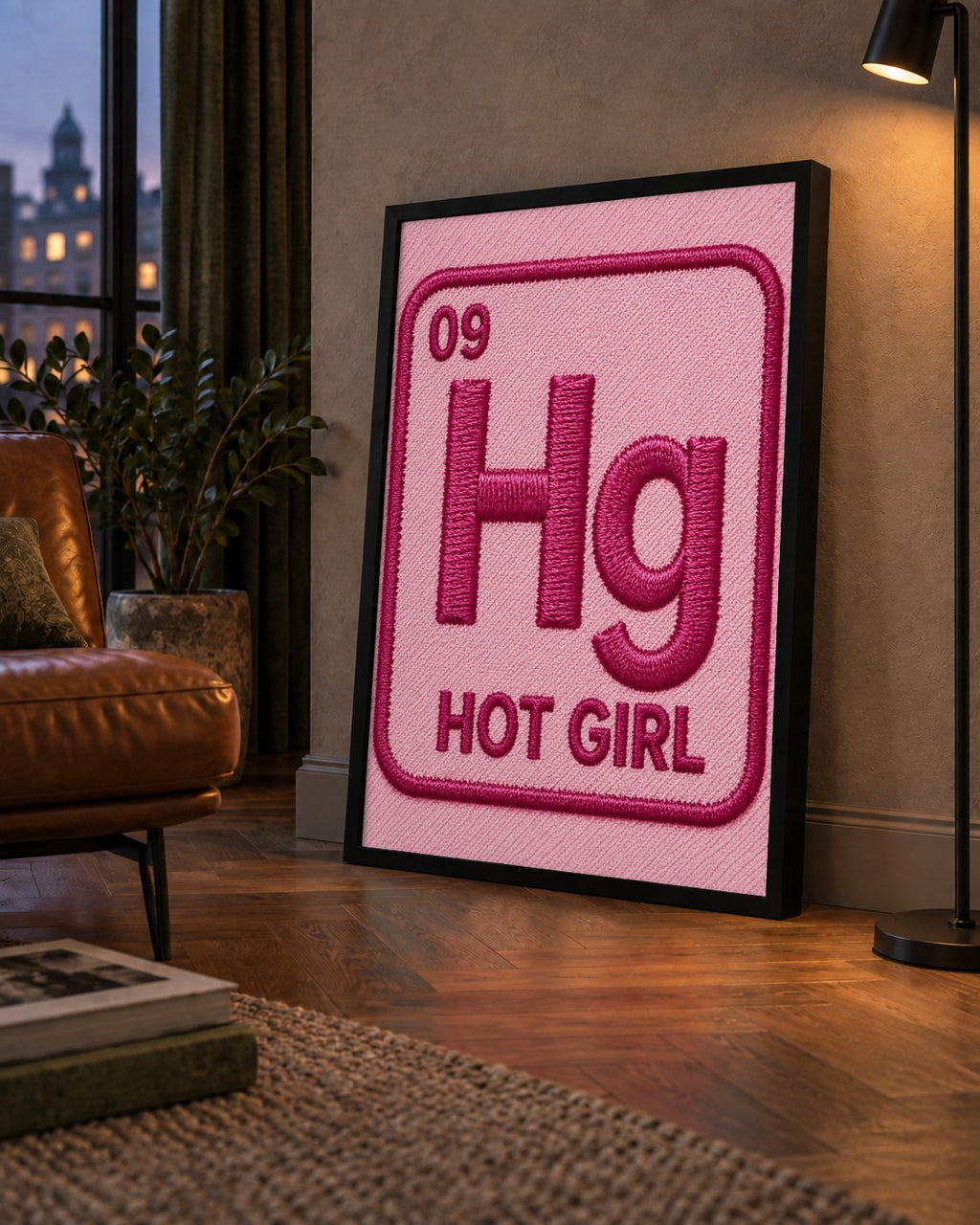 HG — Hot Girl — çerçeveli hâliyle bir ev duvarında