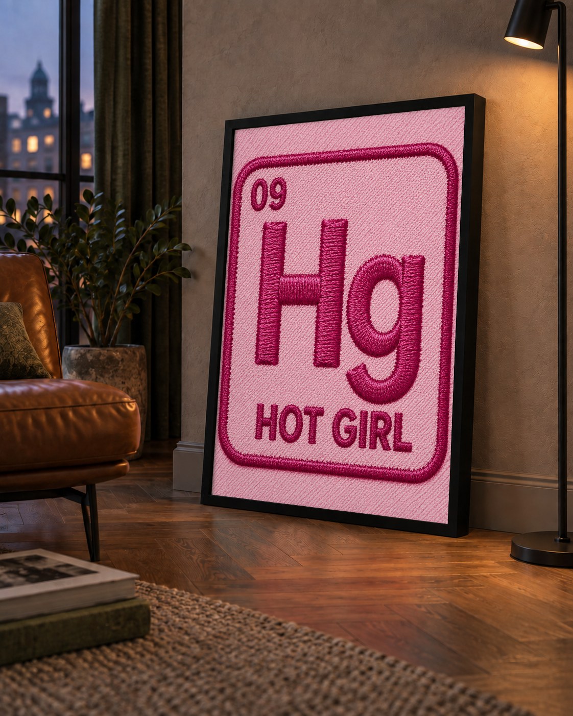 HG — Hot Girl — çerçeveli hâliyle bir ev duvarında