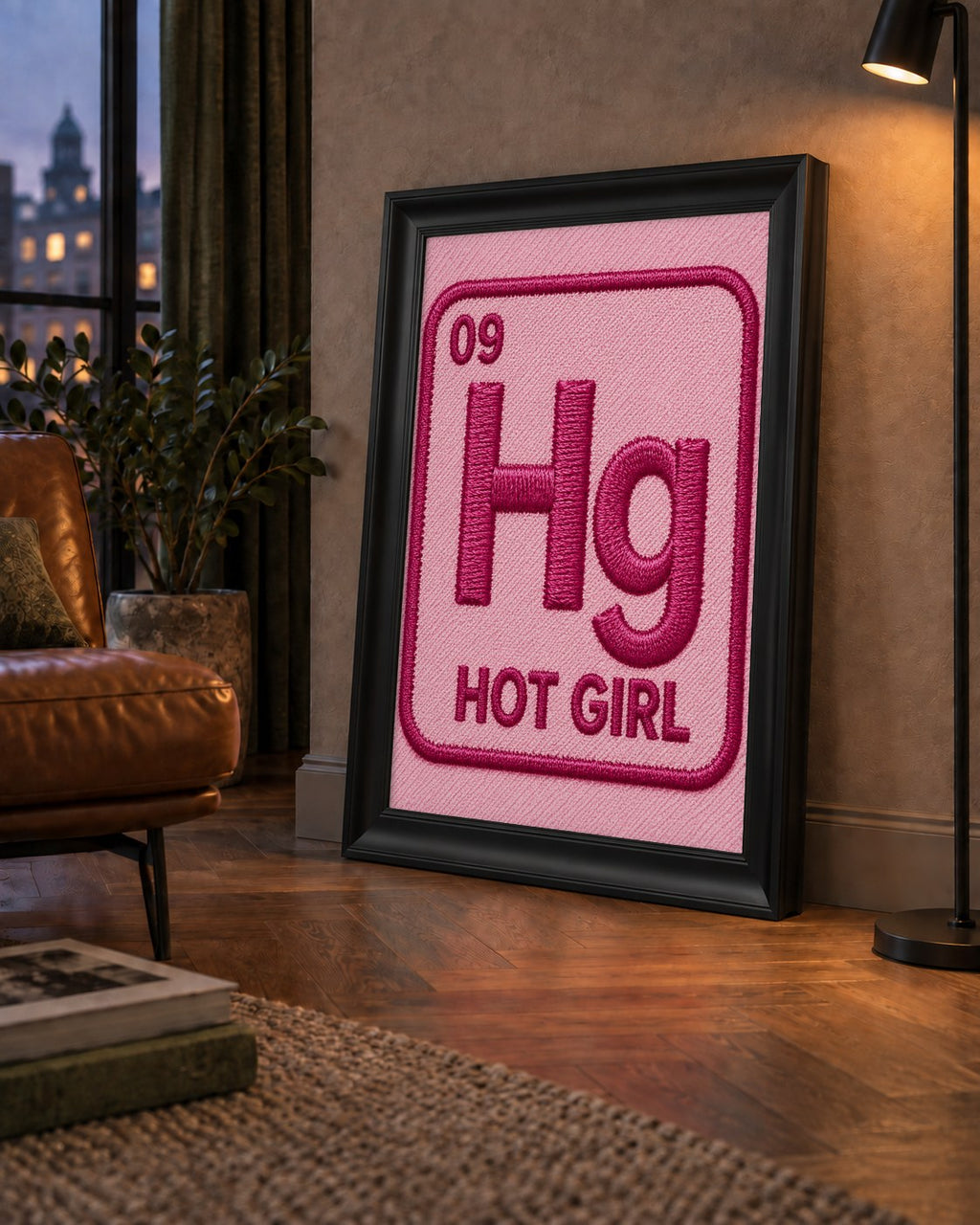 HG — Hot Girl — çerçeveli hâliyle bir ev duvarında