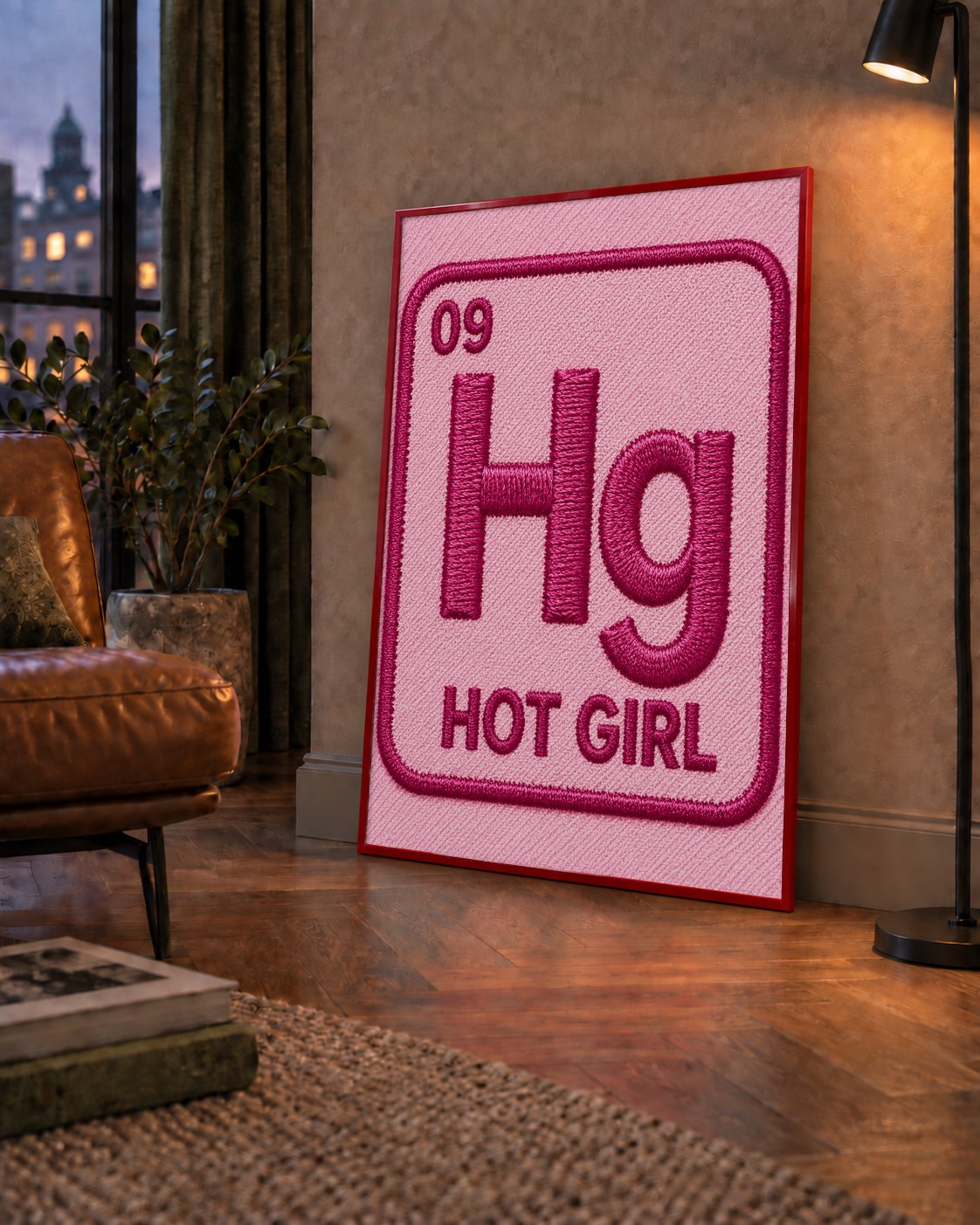 HG — Hot Girl — çerçeveli hâliyle bir ev duvarında