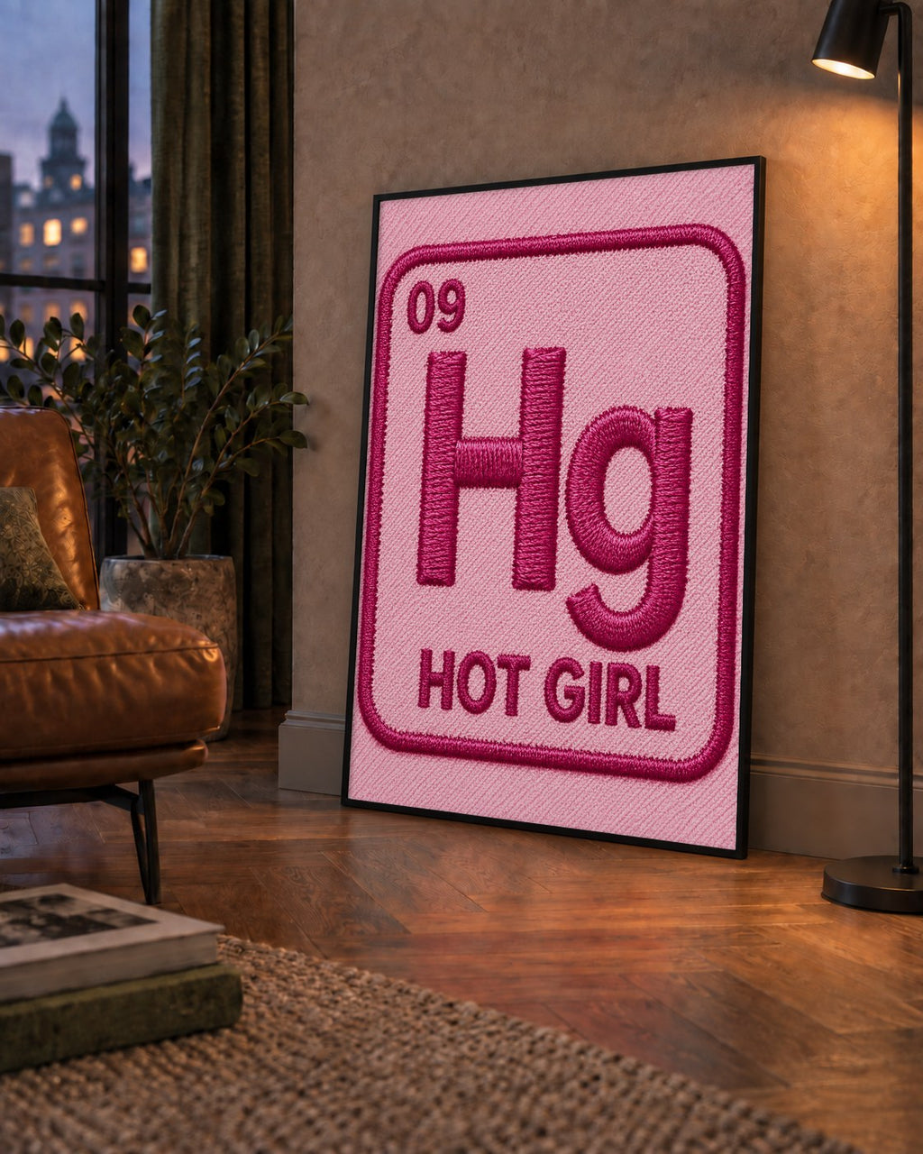HG — Hot Girl — çerçeveli hâliyle bir ev duvarında