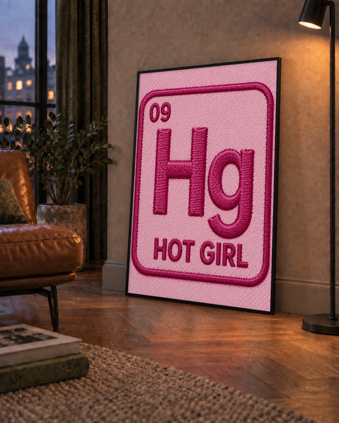 HG — Hot Girl — çerçeveli hâliyle bir ev duvarında