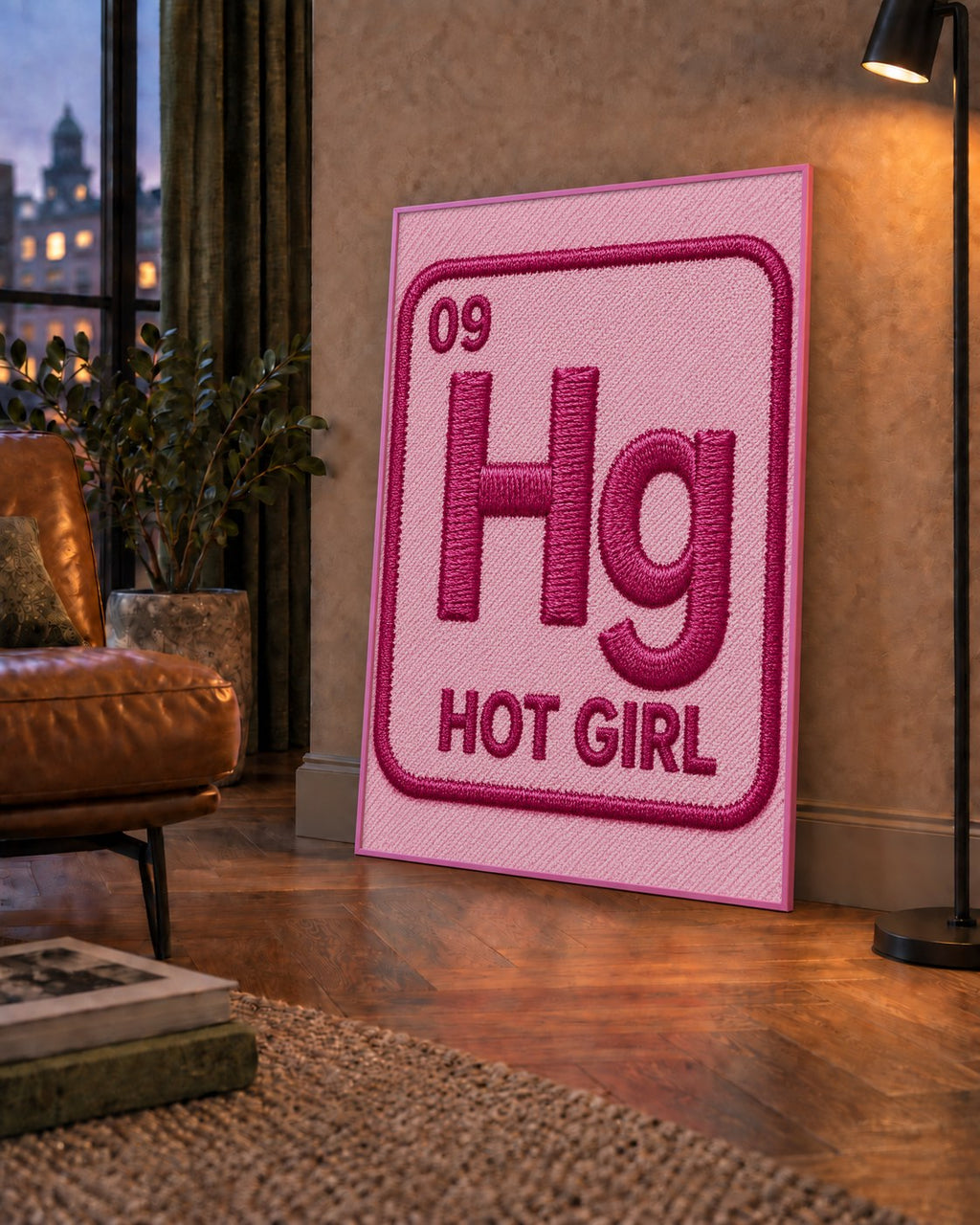 HG — Hot Girl — çerçeveli hâliyle bir ev duvarında