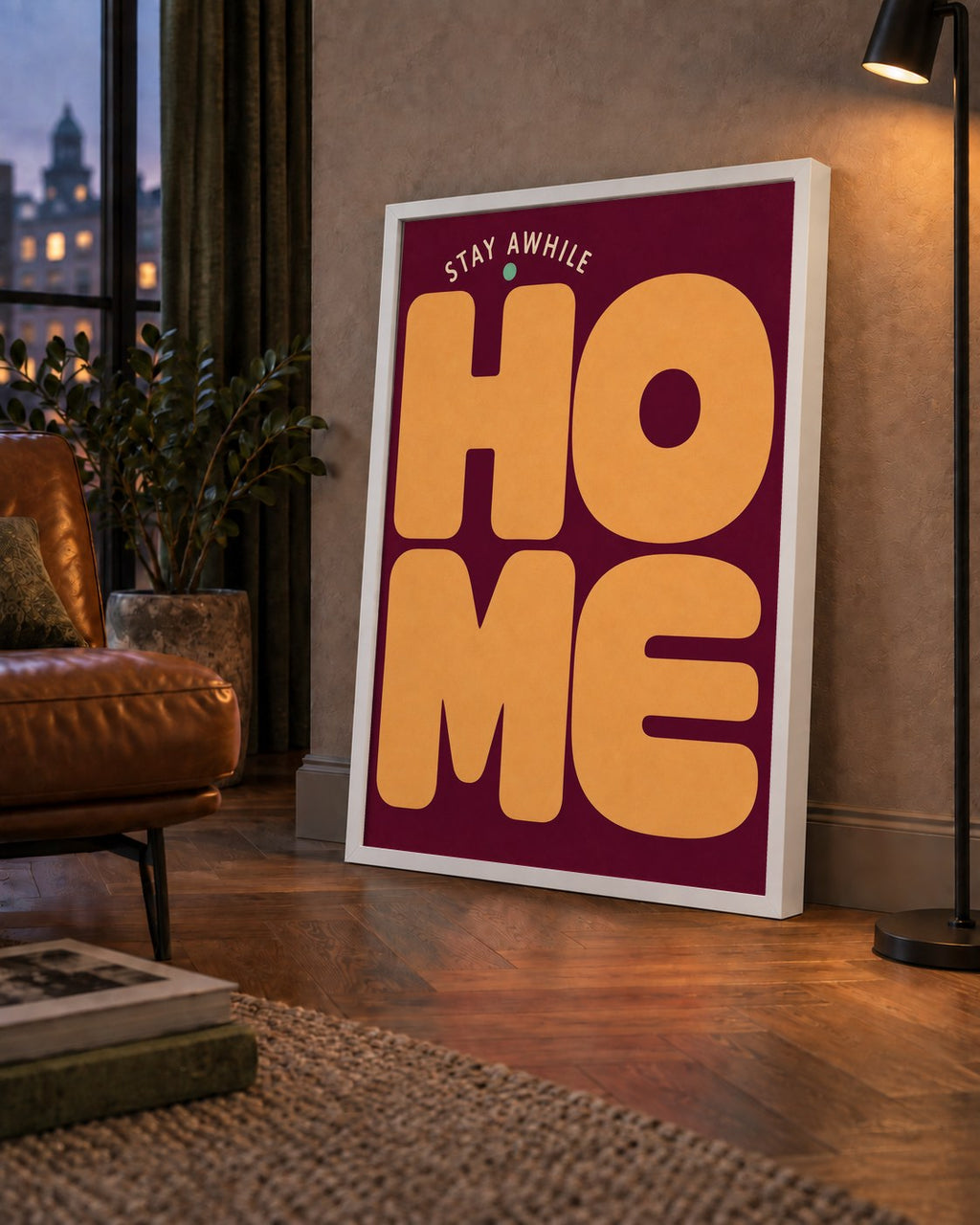 Home Stay Awhile Retro Tipografi Posteri — çerçeveli hâliyle bir ev duvarında