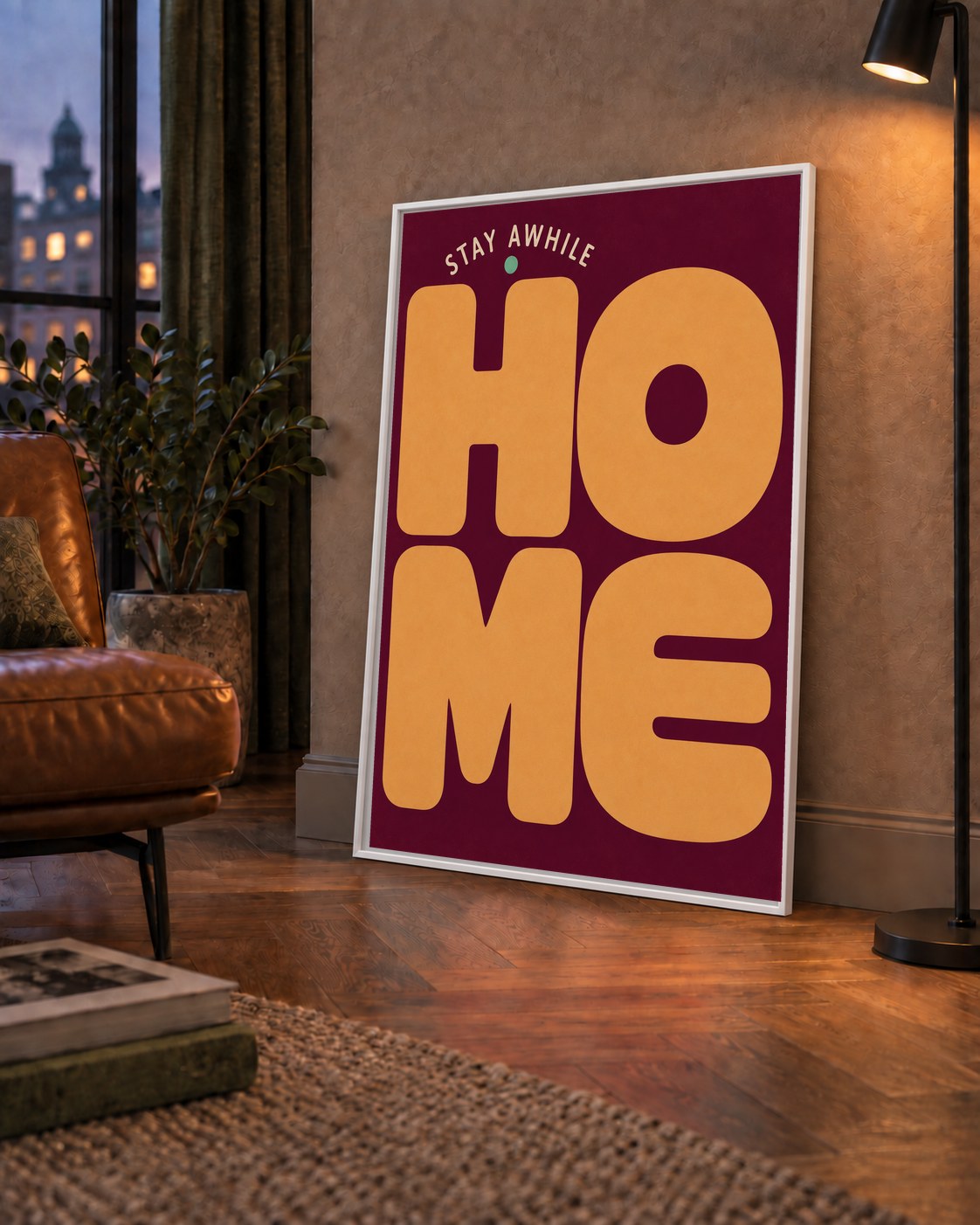 Home Stay Awhile Retro Tipografi Posteri — çerçeveli hâliyle bir ev duvarında