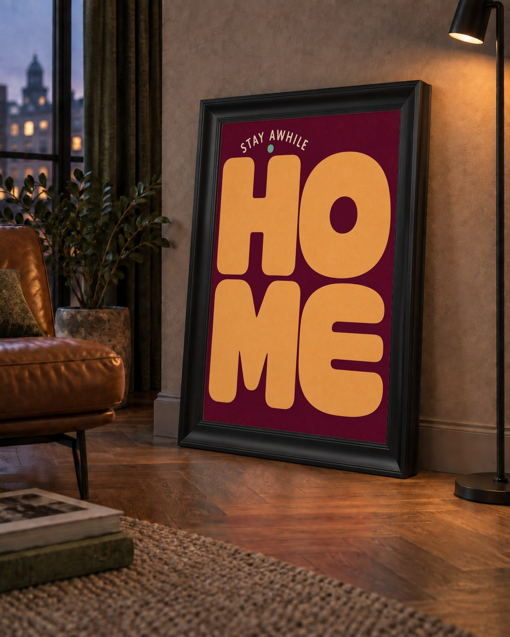 Home Stay Awhile Retro Tipografi Posteri — çerçeveli hâliyle bir ev duvarında