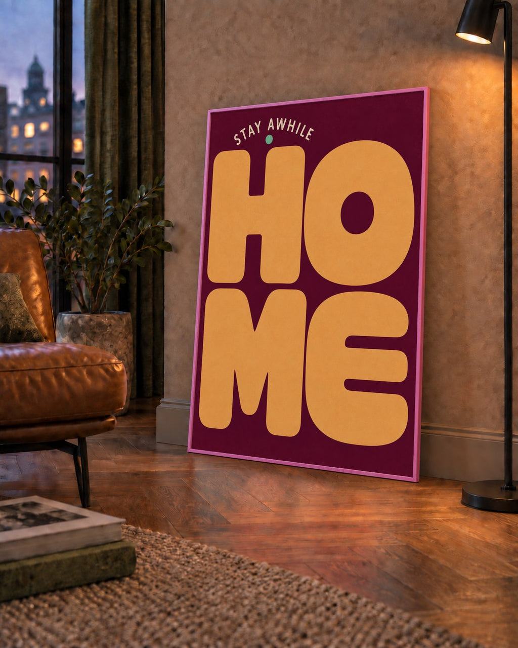 Home Stay Awhile Retro Tipografi Posteri — çerçeveli hâliyle bir ev duvarında