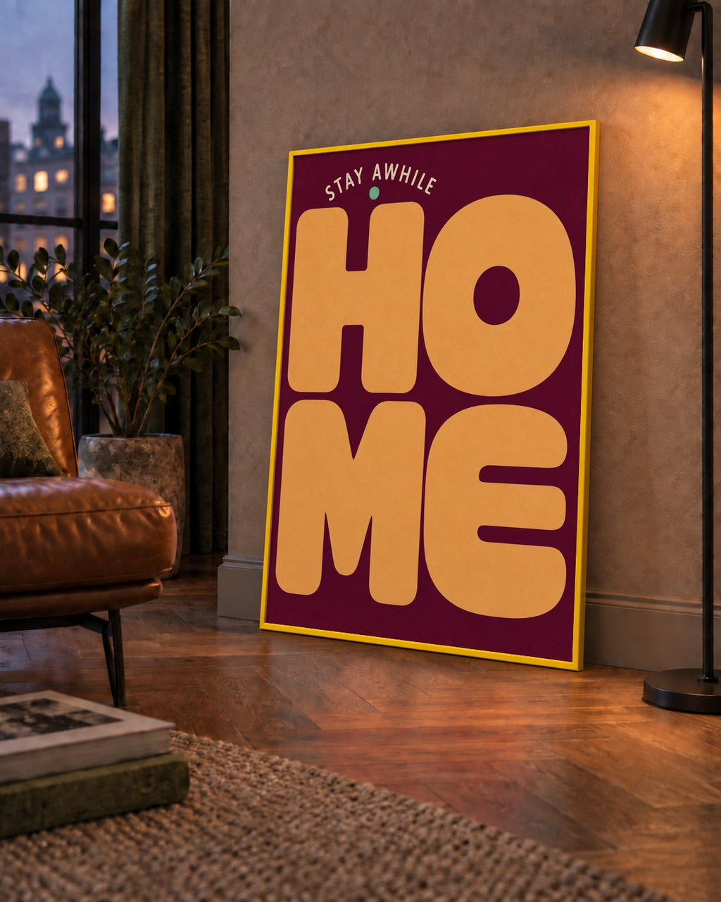 Home Stay Awhile Retro Tipografi Posteri — çerçeveli hâliyle bir ev duvarında