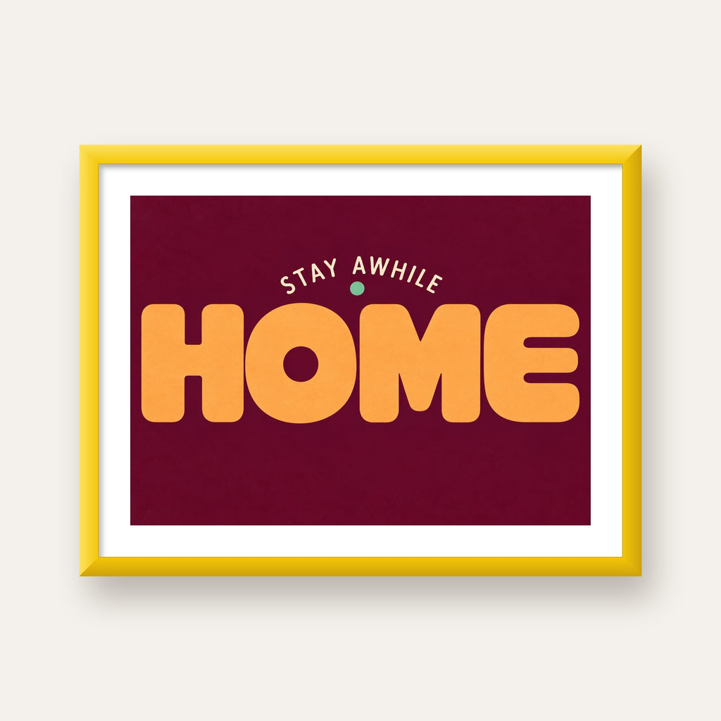 Home Stay Awhile Retro Tipografi Posteri — sarı çerçeveli paspartulu