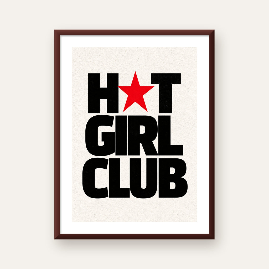 HOT GIRL CLUB Tipografi ve Yıldız Detaylı Poster — ceviz çerçeveli paspartulu