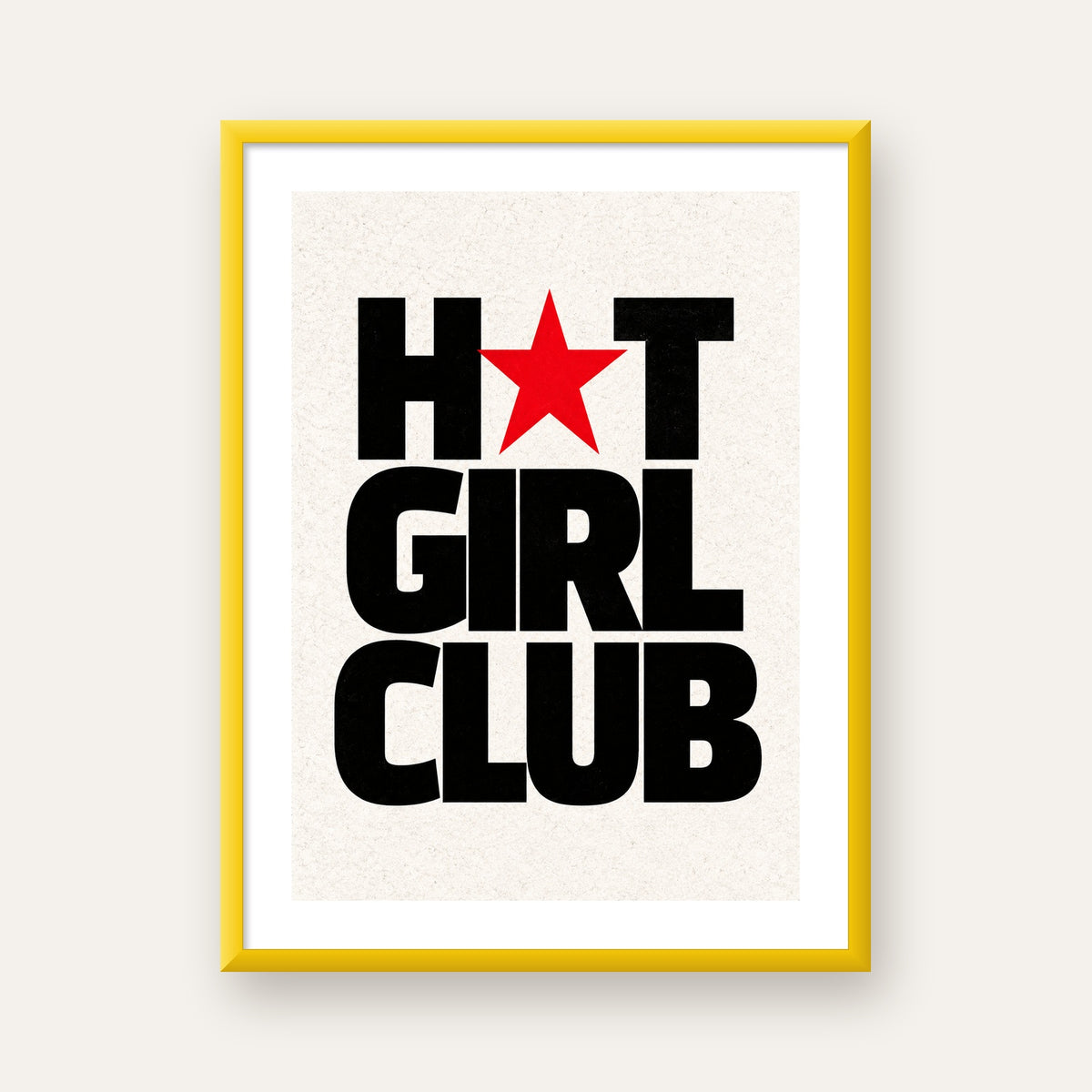 HOT GIRL CLUB Tipografi ve Yıldız Detaylı Poster — sarı çerçeveli paspartulu