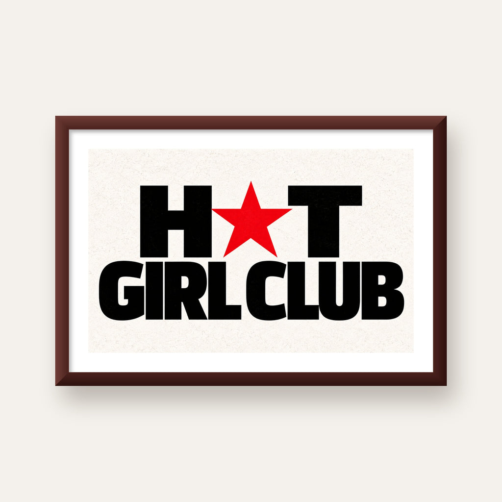 HOT GIRL CLUB Tipografi ve Yıldız Detaylı Poster — ceviz çerçeveli paspartulu