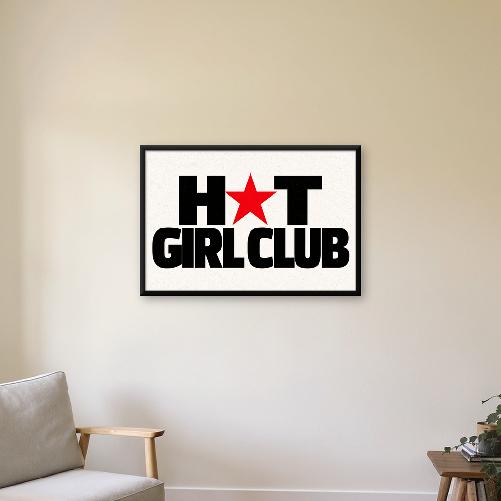 HOT GIRL CLUB Tipografi ve Yıldız Detaylı Poster — Yatay baskı, çerçeveli hâliyle bir ev duvarında
