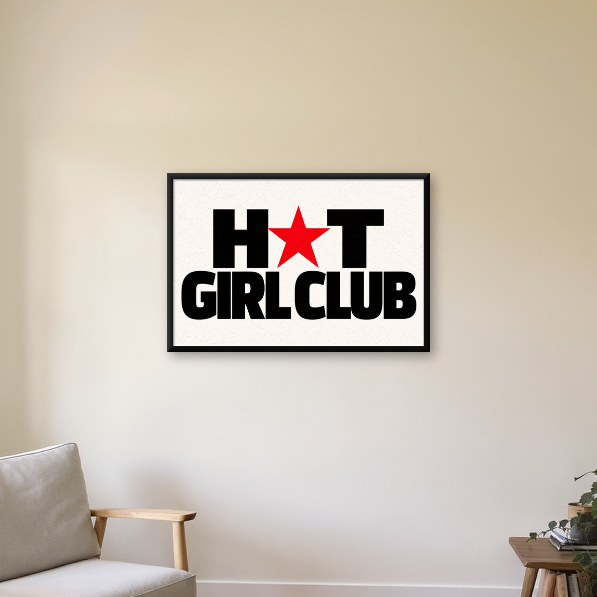 HOT GIRL CLUB Tipografi ve Yıldız Detaylı Poster — Yatay baskı, çerçeveli hâliyle bir ev duvarında