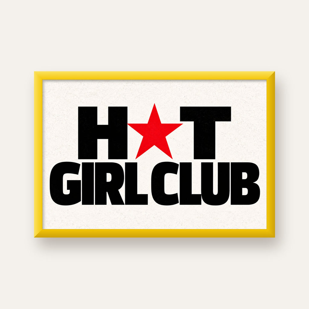 HOT GIRL CLUB Tipografi ve Yıldız Detaylı Poster — sarı çerçeveli